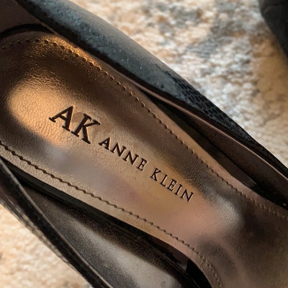 Anne Klein black heels, peep toe, never worn - Picture 7 of 8